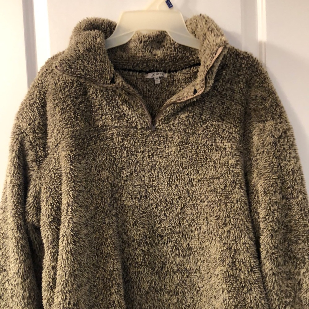 Size medium pullover - Picture 3 of 4